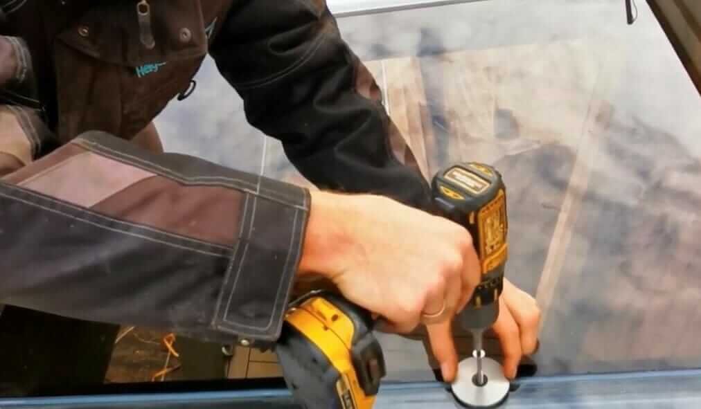 Stiklo lakštų tvirtinimas