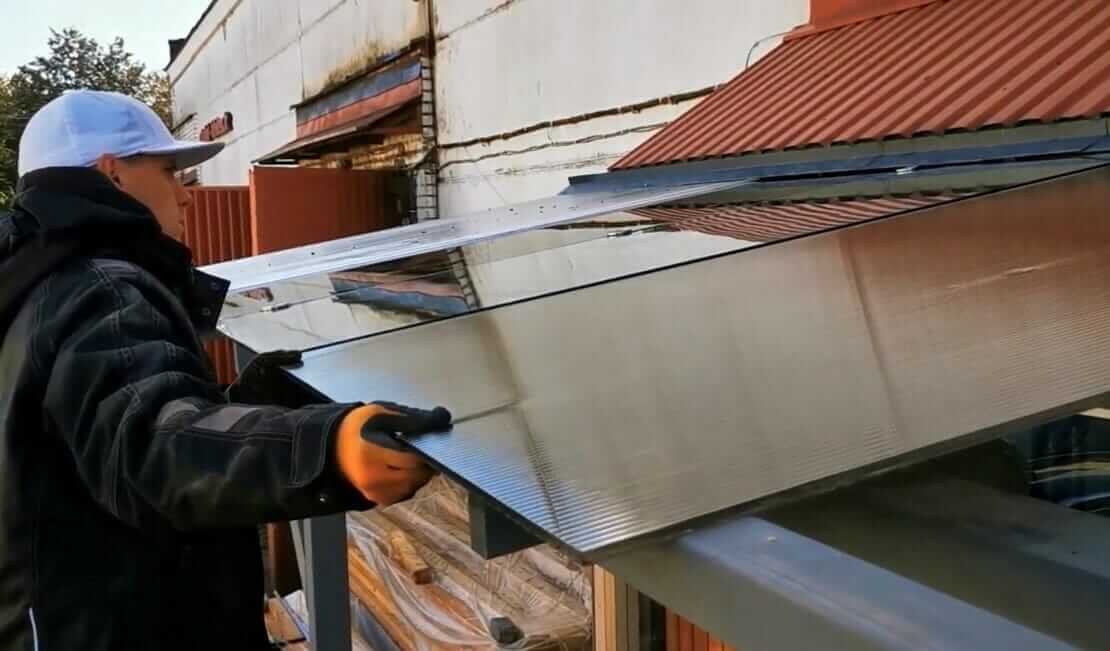 polikarbonato stoginės montavimas