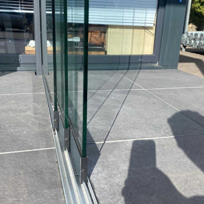 Stiklinimo berėmė stumdoma sistema terasai 4 bėgelių pilka - Image 3