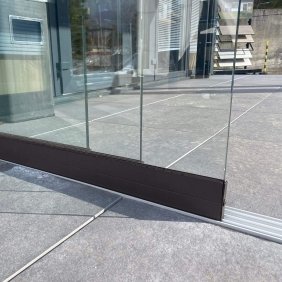 Ruda berėmė stumdoma stiklinimo sistema